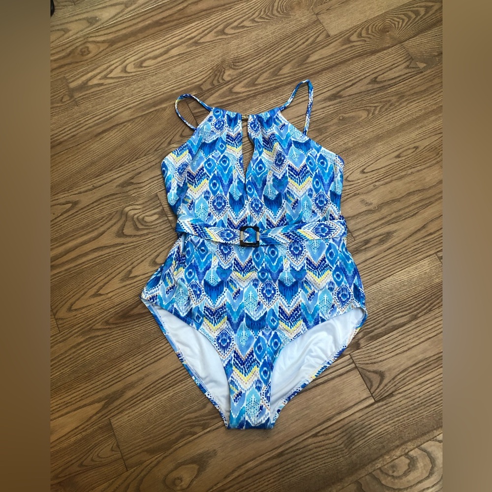 Gottex Sz 10 one piece. Flattering style.